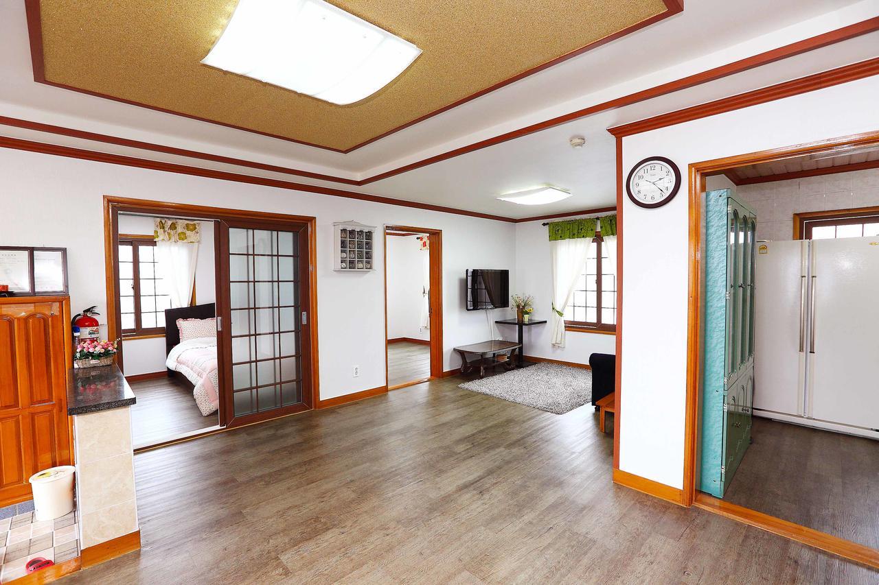 Gyeryonggil Pension Чеджу Екстериор снимка